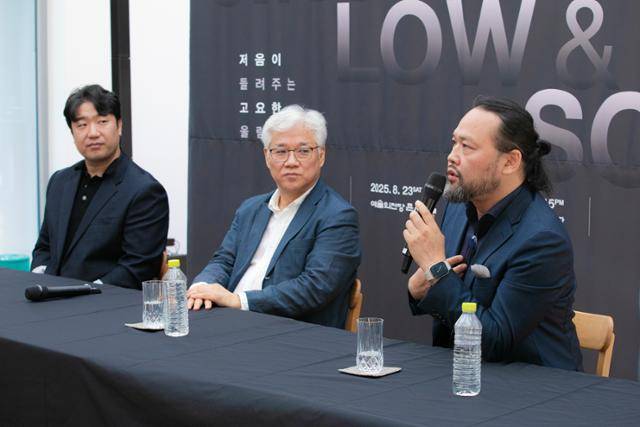 바리톤 김기훈(왼쪽부터), 베이스 연광철, 베이스 바리톤 사무엘 윤이 5일 서울 종로구 뮤지엄한미 삼청에서 열린 기자간담회에서 기자의 질문에 답하고 있다. 아트앤아티스트 제공