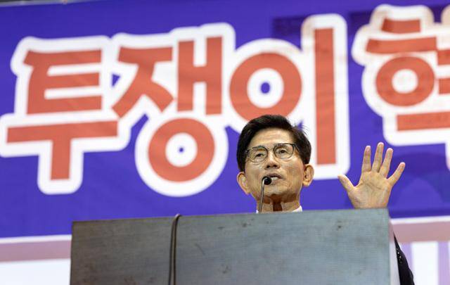 국민의힘 당대표 후보로 나선 김문수 전 고용노동부 장관이 4일 서울 여의도 국회 의원회관에서 열린 '투쟁이 혁신이다' 시국토론회에 참석해 발언하고 있다. 뉴스1