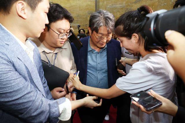 '차명 계좌 주식 거래 의혹'을 받고 있는 이춘석 국회 법제사법위원장이 5일 서울 여의도 국회에서 취재진의 질문 세례를 받고 있다. 뉴시스