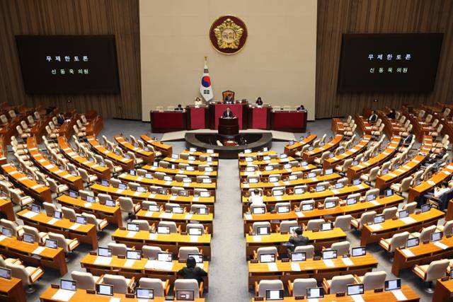신동욱 국민의힘 의원이 4일 국회에서 열린 제427회 국회(임시회) 제3차 본회의에서 방송법 반대 필리버스터(무제한 토론)를 하고 있다. 대부분의 의원석이 비어있다. 뉴시스