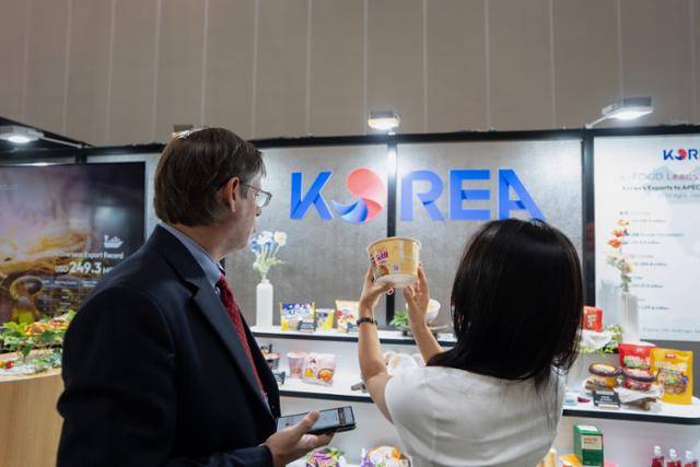9일 인천 송도컨벤시아에서 개막하는 '2025 아시아태평양경제협력체(APEC) 식량안보장관회의' 행사장에 마련된 'K-푸드' 체험 부스를 사전 방문한 관계자들이 한국의 수출 주력 품목 중 하나인 컵라면을 구경하고 있다. 농림축산식품부 제공