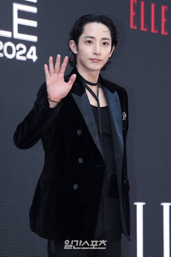 모델 겸 배우 이수혁이 17일 오후 서울 성동구 에스팩토리에서 열린 '엘르 스타일 어워즈 2024(ELLE STYLE AWARDS 2024)' 포토월 행사에 참석해 포즈를 취하고 있다. 서병수 기자 qudtn@edaily.co.kr /2024.10.17/