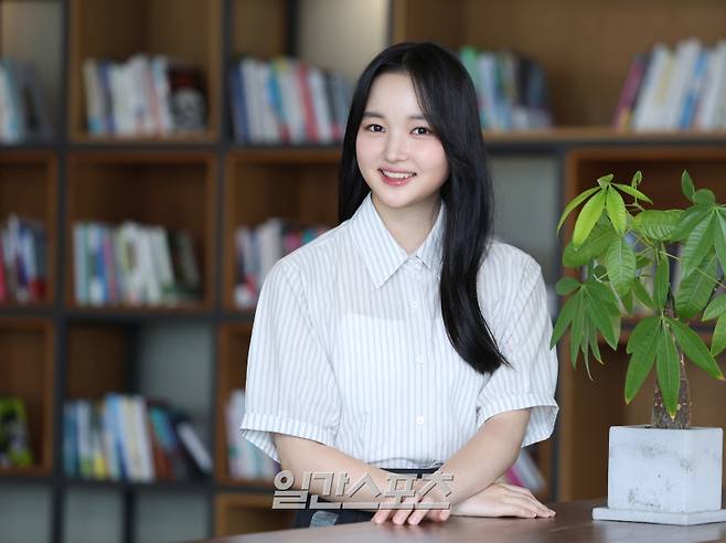 영화 '좀비딸' 출연 배우 최유리가 29일 오후 서울 중구 순화동 KG타워 20층 라운지에서 진행된 일간스포츠와의 인터뷰에 앞서 포즈를 취하고 있다. 서병수 기자 qudtn@edaily.co.kr /2025.07.29/