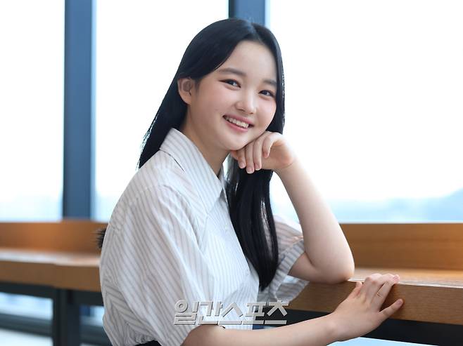 영화 '좀비딸' 출연 배우 최유리가 29일 오후 서울 중구 순화동 KG타워 20층 라운지에서 진행된 일간스포츠와의 인터뷰에 앞서 포즈를 취하고 있다. 서병수 기자 qudtn@edaily.co.kr /2025.07.29/