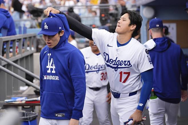<yonhap photo-1994=""> Los Angeles Dodgers' Shohei Ohtani, right, jokes around with Roki Sasaki prior to a baseball game against the Milwaukee Brewers, Friday, July 18, 2025, in Los Angeles. (AP Photo/Mark J. Terrill)/2025-07-19 11:34:49/ <저작권자 ⓒ 1980-2025 ㈜연합뉴스. 무단 전재 재배포 금지, AI 학습 및 활용 금지></yonhap>