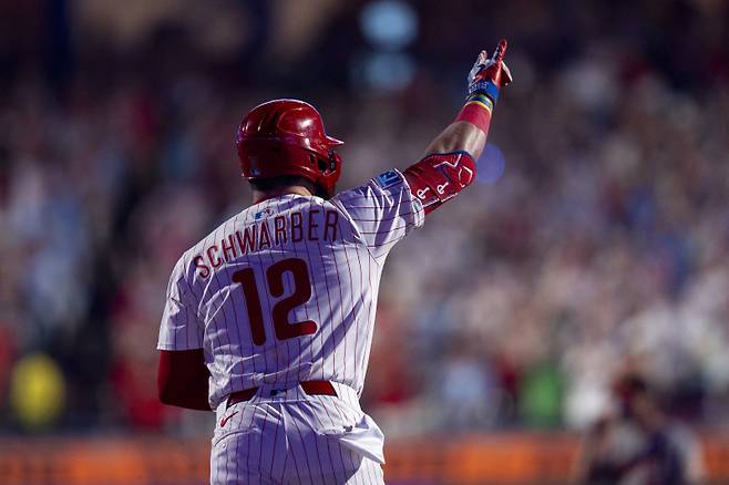 <yonhap photo-1242=""> 카일 슈와버가 내셔널리그 홈런 부문 단독 1위에 올랐다. (AP Photo/Chris Szagola)/2025-08-05 10:01:39/ <저작권자 ⓒ 1980-2025 ㈜연합뉴스. 무단 전재 재배포 금지, AI 학습 및 활용 금지></yonhap>