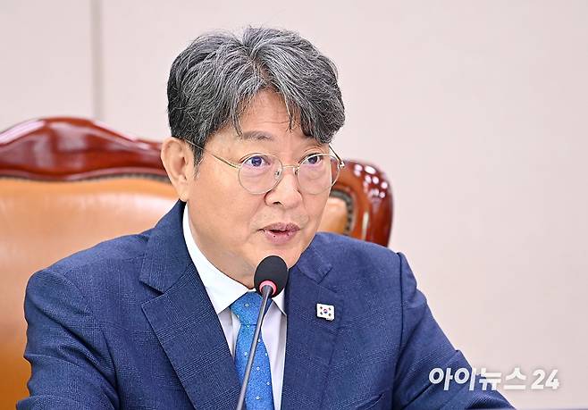이춘석 법사위원장이 18일 오전국회 법제사법위원회에서 열린 오영준 헌법재판소 재판관 후보자 인사청문회에서 회의를 주재하고 있다. [사진=곽영래 기자]