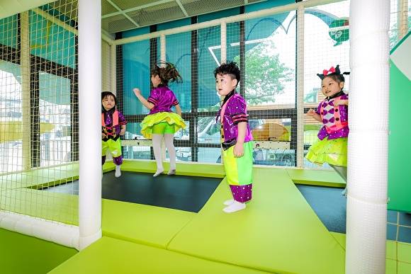 경남 함안군 최초 공공형 어린이놀이시설인 '함안 키즈팡'에서 어린이들이 뛰어 놀고 있다. [사진=경남 함안군]