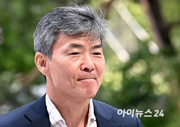 '도이치모터스 주가조작' 사건의 공범에게 재판 형량을 줄여달라는 청탁을 받은 혐의를 받는 이종호 전 블랙펄인베스트 대표가 지난 30일 서울 종로구 김건희 특검팀(특별검사 민중기)에 출석하고 있다. [사진=곽영래 기자]