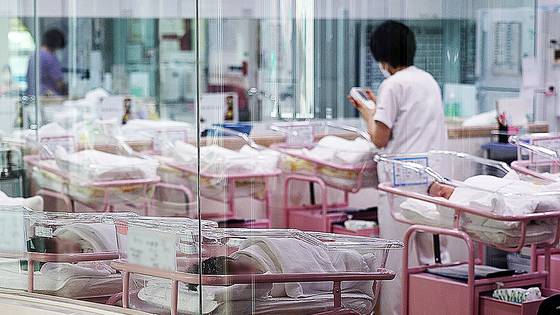 서울 시내 한 산후조리원 신생아실에서 신생아를 돌보고 있다. 연합뉴스