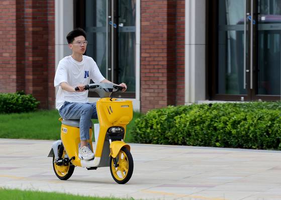 화웨이 R&D 센터에서 한 직원이 스쿠터를 타고 이동하고 있다. 장진영 기자