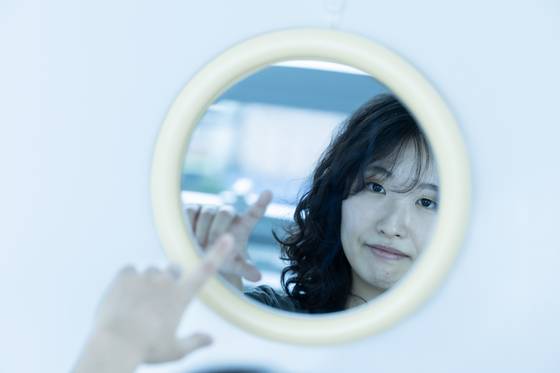 22일 오후, 위즈덤하우스에서 만난 김서해 작가는 문예창작 석사과정을 밟고있다고 했다. 학부는 그와 관련없는 과를 나왔지만, 작가활동이 계기가 됐다. 그는 글을 쓰기 위해 원데이 클래스 등을 참여하며 무작위로 경험을 쌓는 습관도 있다. 권혁재 기자