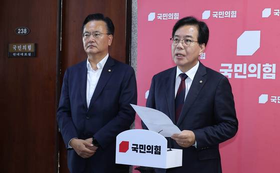 송언석 국민의힘 비상대책위원장 겸 원내대표(오른쪽)가 5일 국회에서 현안 관련 백브리핑을 하고 있다. 임현동 기자