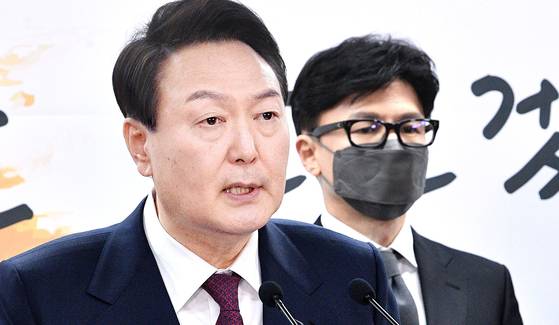 윤석열 대통령 당선인이 2022년 5월 13일 오후 서울 종로구 통의동 대통령직인수위원회 브리핑룸에서 2차 국무위원 후보 및 대통령 비서실장 인선 발표를 하고 있다. 오른쪽은 법무부 장관에 내정된 한동훈 사법연수원 부원장. 인수위사진기자단