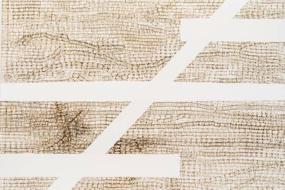 마크 브래드포드, 믿음의 배신(The Betrayal of a Belief), 2024, 캔버스에 혼합재료 Courtesy of the artist and Hauser & Wirth, 파마 종이로 작업한 거대한 추상 작업이다. 사진 아모레퍼시픽미술관