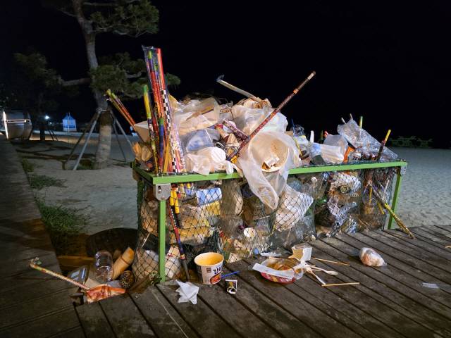▲ 지난 3일 오전 1시쯤 찾은 강릉 강문해수욕장 백사장과 쓰레기통에는 폭죽 등을 비롯해 밤새 생겨난 쓰레기들이 해변 곳곳에 버려져 있다. 황선우 기자