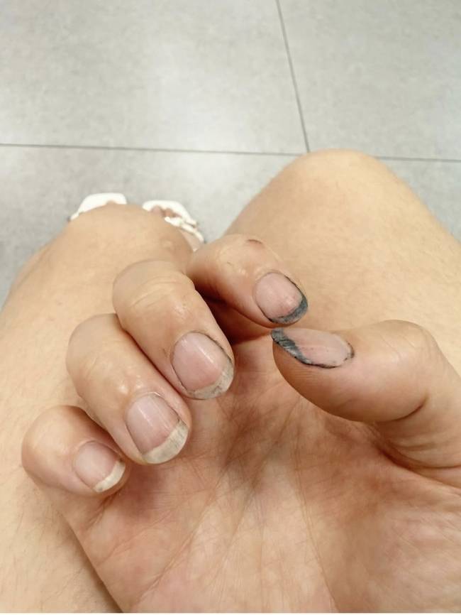 ▲ ‘그림 그리는 배우’로 유명한 김규리씨가 최근 삼척의 촛대바위를 주제로 하는 먹 그림을 공개해 관심을 끌고 있다. [사진 출처=김규리 소셜미디어]