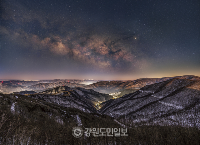 ▲ 사진작가 노남호 태백중 교장의 사진전 ‘크게 밝은 산, 함백산(咸白山)’의 도록에 수록된 ‘함백산에서 본 2월 은하수’ 작품. 노남호 작가 제공
