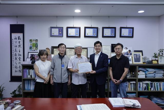 ▲ 황인오 사북민주항쟁동지회 회장(가운데)과 사북사건 주요 피해자인 이원갑 명예회장 등은 5일 국회에서 이해식 국정기획위원회 정치행정분과장(국회의원·오른쪽)을 만나 사북사건에 대한 국가 차원의 조속한 사과를 요청했다. 사북민주항쟁동지회 제공.