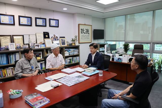 ▲ 황인오 사북민주항쟁동지회 회장과 사북사건 주요 피해자인 이원갑 명예회장 등은 5일 국회에서 이해식 국정기획위원회 정치행정분과장을 만나 사북사건에 대한 국가 차원의 조속한 사과를 요청했다. 사북민주항쟁동지회 제공.