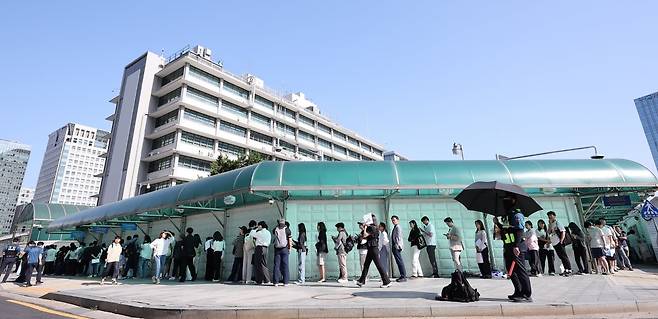 5일 오전 서울 종로구 주한미국대사관 앞에 미국 비자를 발급 받으려는 시민들이 줄 지어 서 있다. /사진=뉴스1