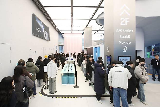 지난 2월 4일 삼성 강남에서 '갤럭시 S25 시리즈' 사전 개통을 위해 방문객들이 대기하고 있다. 사진=삼성전자 제공