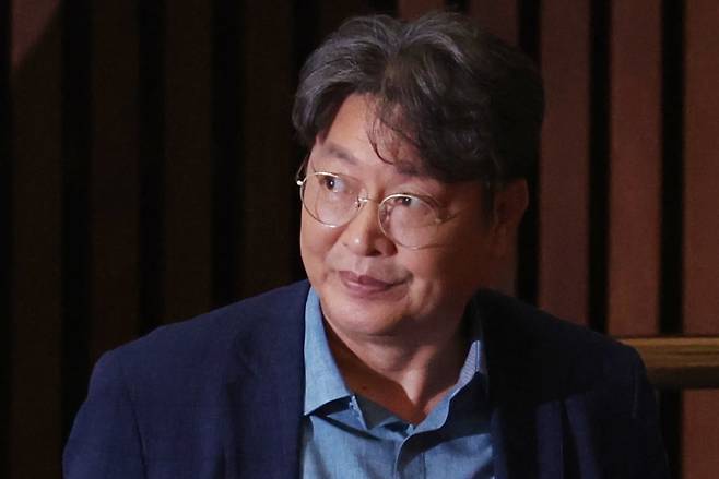 차명 주식거래 의혹을 받는 이춘석 더불어민주당 의원이 5일 국회 본회의에 출석해 방송법 개정안에 대한 기표를 한 뒤 투표함으로 이동하고 있다. /사진=연합뉴스