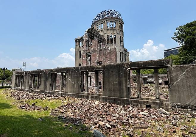 1945년 8월 6일 미국이 일본 히로시마에 원자폭탄을 투하했을 때 파괴된 '원폭돔'에 당시 잔해가 남아 있다. 1915년 지어진 이 건물은 원폭 투하 지점과는 160ｍ 떨어져 있으며 유네스코 세계유산으로 등재됐다. /사진=연합뉴스