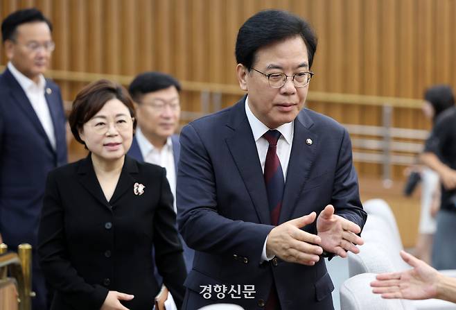 송언석 국민의힘 비상대책위원장 겸 원내대표(오른쪽)와 지도부가 5일 국회에서 열린 원내대책회의에 입장하고 있다. 박민규 선임기자