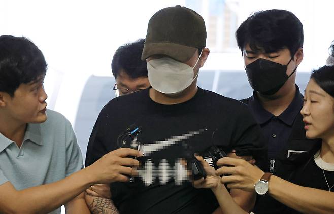 대전 교제살인 사건 피의자 A씨(20대)가 5일 입원 중이던 병원에서 퇴원하면서 경찰에 체포돼 대전서부경찰서로 들어서고 있다. 연합뉴스