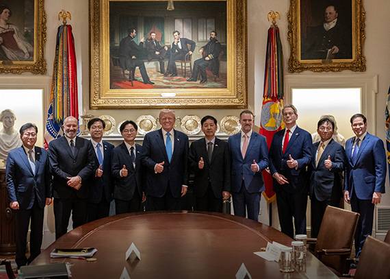 U.S. President Donald Trump poses for a commemorative photo with the Korean negotiation team at the White House on July 30. From left: Choi Ji-young, director-general for international economic affairs at the Ministry of Economy and Finance; U.S. Commerce Secretary Howard Rutnick; Yeo Han-gu, deputy minister for trade negotiations; Kim Jung-kwan, minister of trade, industry, and energy; President Trump; Koo Yun-cheol, deputy prime minister and finance minister; U.S. Trade Representative Jamieson Greer; U.S. Treasury Secretary Scott Bessent; Park Jeong-seong, director-general for trade and investment; and U.S. Secretary of State Marco Rubio. [SCREEN CAPTURE]