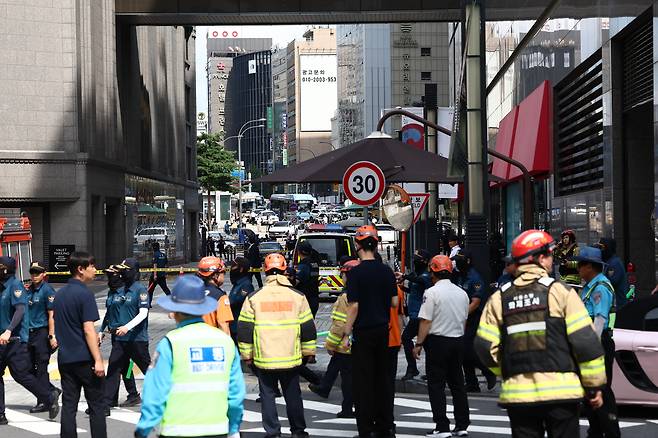 Authorities are dispatched at the Shinsegae Department Store main branch in Myeong-dong, central Seoul, on Aug. 5 following an online post claiming that bombs were installed on the first floor of the building. [NEWS1]