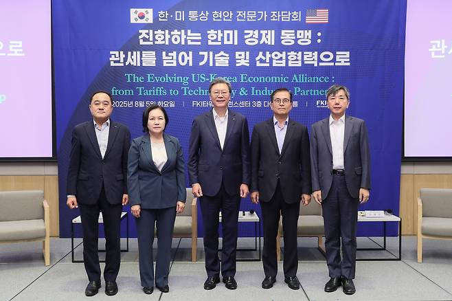 From left, Korea Economic Research Institute President Jeong Cheol; Seoul National University professor Yoo Myung-hee; Federation of Korean Industries (FKI) Vice Chairman Kim Chang-beom; Choi Seok-young; adviser at law firm Lee & Ko; and Seoul National University law Prof. Lee Jae-min take a commemorative photo at the FKI Tower Conference Center in Yeouido, western Seoul, on Aug. 5. [FEDERATION OF KOREAN INDUSTRIES]