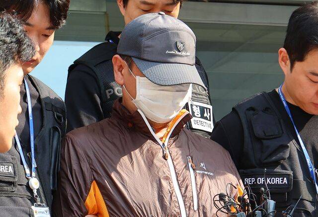 인천 송도에서 사제 총기로 아들을 살해한 60대 남성 A씨가 지난달 30일 인천 논현경찰서 유치장에서 검찰로 송치되고 있다. 연합뉴스
