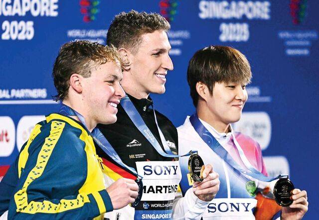 지난달 27일(현지시간) 싱가포르에서 열린 2025년 세계수영선수권대회 남자 400m 자유형 결승에서 동메달을 딴 김우민(오른쪽)이 금메달의 루카스 메르텐스(독일), 은메달의 새뮤얼 쇼트(호주)와 나란히 시상대에서 포즈를 취하고 있다. AFP연합뉴스