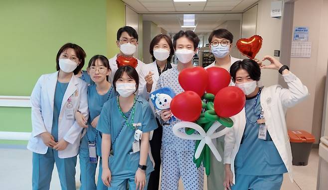최근 인천세종병원에서 심장이식 수술을 받고 회복한 환자와 심장이식센터 의료진이 기념 촬영하고 있다. 인천세종병원 제공