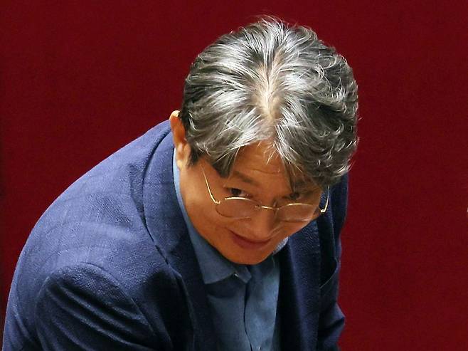 차명 주식거래 의혹을 받는 이춘석 더불어민주당 의원이 5일 국회 본회의에서 방송법 일부개정법률안 관련 필리버스터 종결 동의를 표결하는 투표를 한 뒤 밖으로 나서고 있다. 연합뉴스
