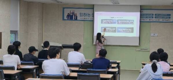 경기도는 ‘경계선지능 청년 일 역량강화 프로젝트 2기’ 참여자를 오는 15일 오후 6시까지 모집한다. 사진은 1기 프로그램운영 모습. 경기도 제공