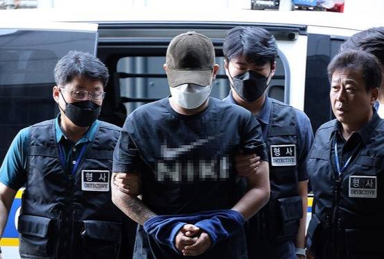 5일 오전 대전 교제살인 사건 피의자 A(20대)씨가 입원 중이던 병원에서 퇴원하면서 경찰에 체포돼 대전서부경찰서로 들어서고 있다. 연합뉴스