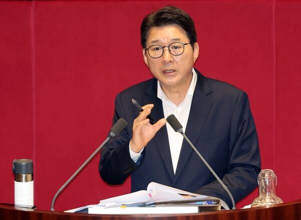 ▲신동욱 국민의힘 의원이 4일 국회 본회의에서 방송3법 (방송법·방송문화진흥회법·한국교육방송공사법 개정안)에 관한 무제한 토론을 하고 있다. ⓒ연합뉴스