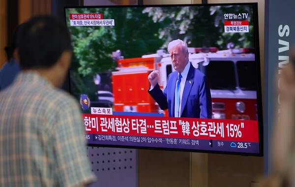 ▲ 한국과 미국의 관세협상이 타결된 7월31일 서울역 대합실에서 시민들이 관련 뉴스를 시청하고 있다. ⓒ연합뉴스