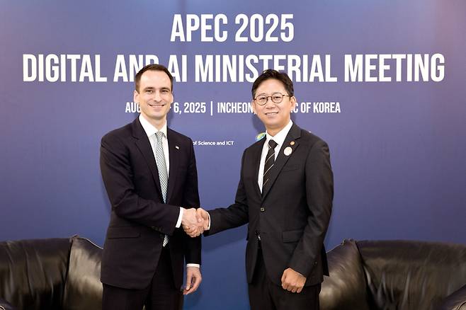 배경훈 과학기술정보통신부 장관(오른쪽)이 5일 오전 인천광역시 연수구 송도컨벤시아에서 마이클 크라치오스 미국 백악관 과학기술정책실장을 만나 기념촬영을 하고 있다. [사진=과학기술정보통신부]