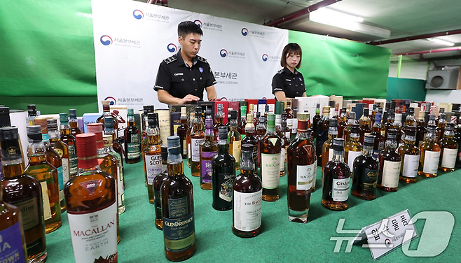 5일 서울 강남구 서울본부세관에서 관계자들이 압수된 밀수입 고가 위스키를 공개하고 있다. [뉴스1]