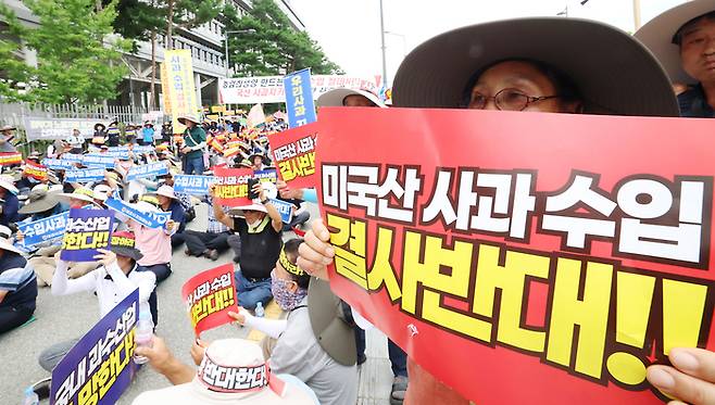 한국사과연합회, 한국과수농협연합회 관계자들과 농민들이 31일 정부세종청사 산업통상자원부 앞에서 미국산 사과수입 반대 집회를 열고 미국산 사과 수입 반대 구호를 외치고 있다. [사진 = 뉴스1]