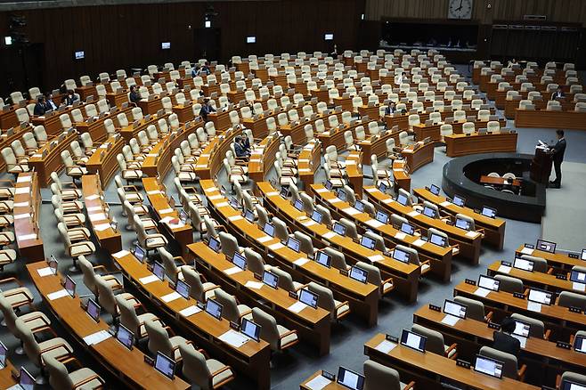 5일 국회 본회의에서 노종면 더불어민주당 의원이 방송법 일부개정법률안 관련 무제한 토론(필리버스터)을 이어가고 있다. [사진 출처 = 연합뉴스]