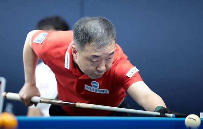 5일 개막한 NH농협카드배PBA투어 128강전에서 엄상필은 차파크와 함께 애버리지 2점대를 기록하며 승리, 64강에 진출했다. (사진=PBA)