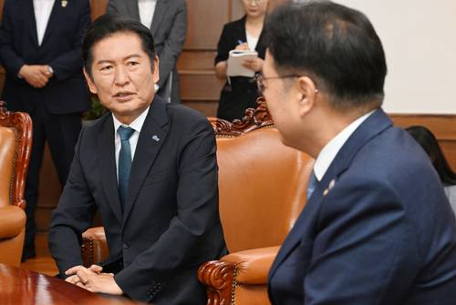더불어민주당 정청래 신임 대표가 5일 서울 여의도 국회에서 우원식 국회의장을 예방하여 대화를 나누고 있다.   25.08.05  한주형기자