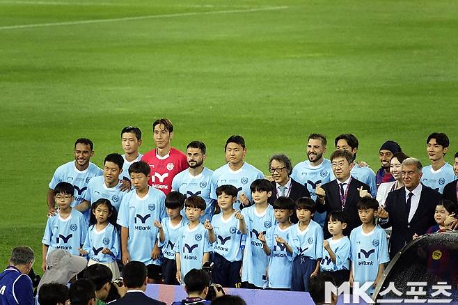 대구 FC 선수들이 FC 바르셀로나전에 앞서 기념 촬영에 임하고 있다. 사진=이근승 기자