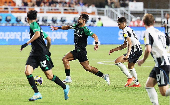 The 2025 Kupang Play Series Team K -League and Newcastle United match held at the Suwon World Cup Stadium on July 30. Team K -League Sejingya is breaking through. Photo = Provided by Yonhap News