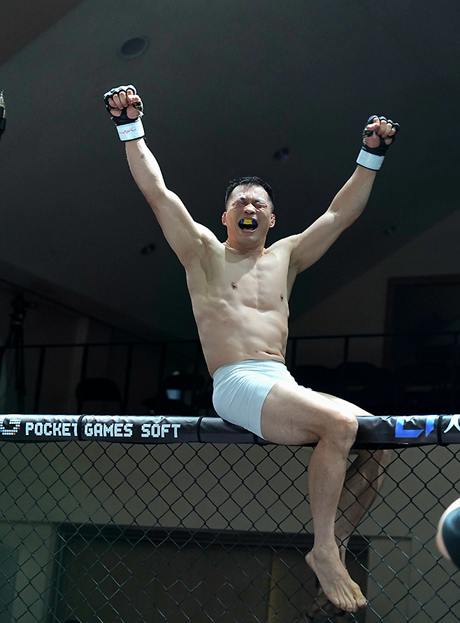 대한민국 UFC 7호 파이터 ‘코리안 불도저’ 남의철이 2025년 8월 경기도 오산시 블랙컴뱃 라이즈 7 메인이벤트 한일전을 이긴 후 6년 만의 종합격투기 승리에 감격하고 있다. 10년 만의 페더급 출전을 위해 16㎏을 감량했다. 사진=이데아 파라곤 제공